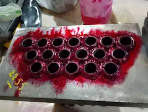 Aplicación de revelador en ensayo por líquidos penetrantes para detección de fisuras